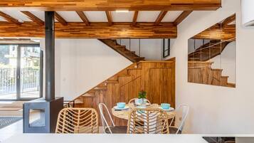 House, 2 Bedrooms, Patio, Garden View | Ruang makan