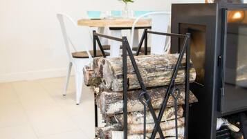 House, 2 Bedrooms, Patio, Garden View | Living room | Books