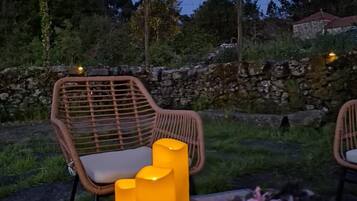 Nhà, 2 phòng ngủ, sân hiên, quang cảnh vườn | Khu phòng khách | Sách