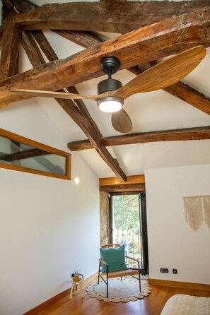 Nhà, 2 phòng ngủ, sân hiên, quang cảnh vườn | Khu phòng khách | Sách