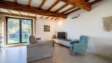 House, 2 Bedrooms, Patio, Garden View | Living room | Books