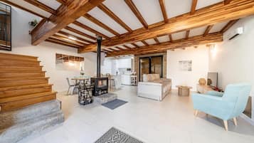 House, 2 Bedrooms, Patio, Garden View | Living room | Books