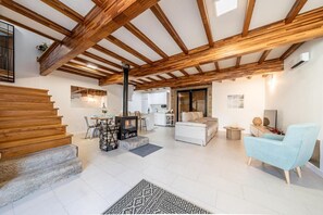 House, 2 Bedrooms, Patio, Garden View | Living room | Books - Vive una Escapada Rural con Alma, Cerca de Todo y Lejos del Ruido (Cerdedo-Cotobade)