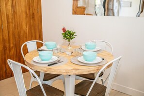 Casa, 2 habitaciones, patio, vista al jardín | Comedor