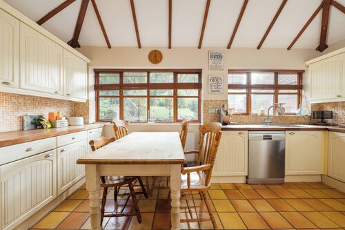 18 century cottage nr Harry Potter Studios, London & Luton Airport. Pet friendly