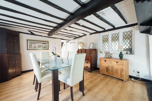 18 century cottage nr Harry Potter Studios, London & Luton Airport. Pet friendly