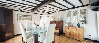 18 century cottage nr Harry Potter Studios, London & Luton Airport. Pet friendly