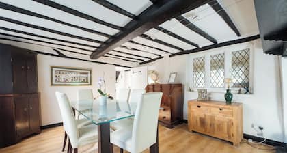 18 century cottage nr Harry Potter Studios, London & Luton Airport. Pet friendly