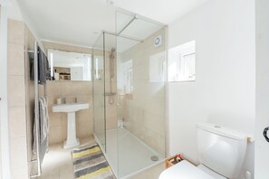 Douche, sèche-cheveux, serviettes fournies, savon