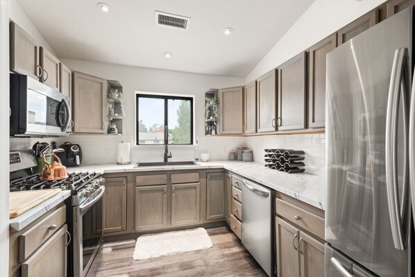 ثلاجة، ميكروويف، فرن، موقد طهي مسطح