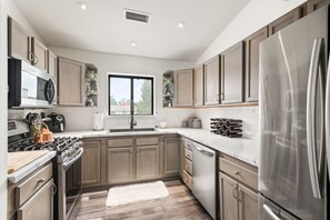 Refrigerador, microondas, horno, placa de cocina