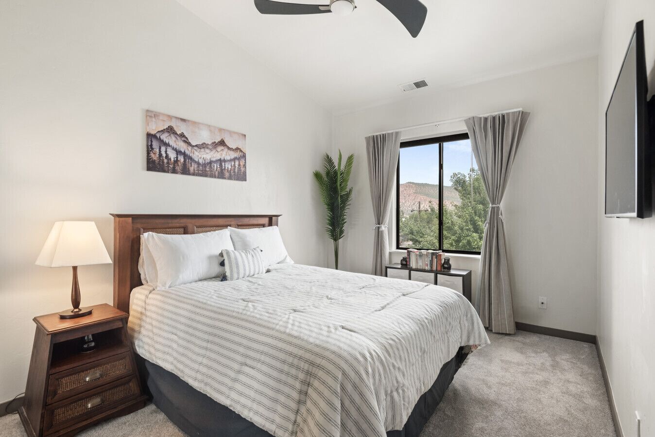 Työpöytä, silitysrauta/-lauta, ilmainen Wi-Fi, vuodevaatteet