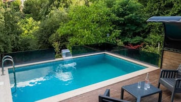 Bungalow familiar, aire acondicionado, vista a la montaña | Área de sala de estar | Smart TV de 45 pulgadas con canales vía satélite