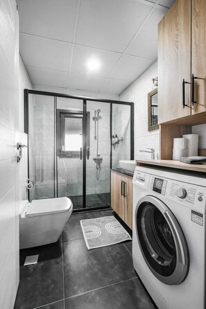 Familjebungalow - luftkonditionering - utsikt mot bergen | Badrum | Dusch, regndusch, hårtork och bidé