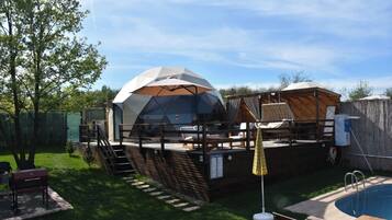 Economy tent | Woonruimte | Een 45-inch smart-tv met satellietzenders