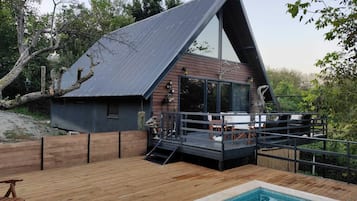 Bangalô família, ar-condicionado, vista para a montanha | Área de estar | Smart TV 45 polegadas com canais via satélite