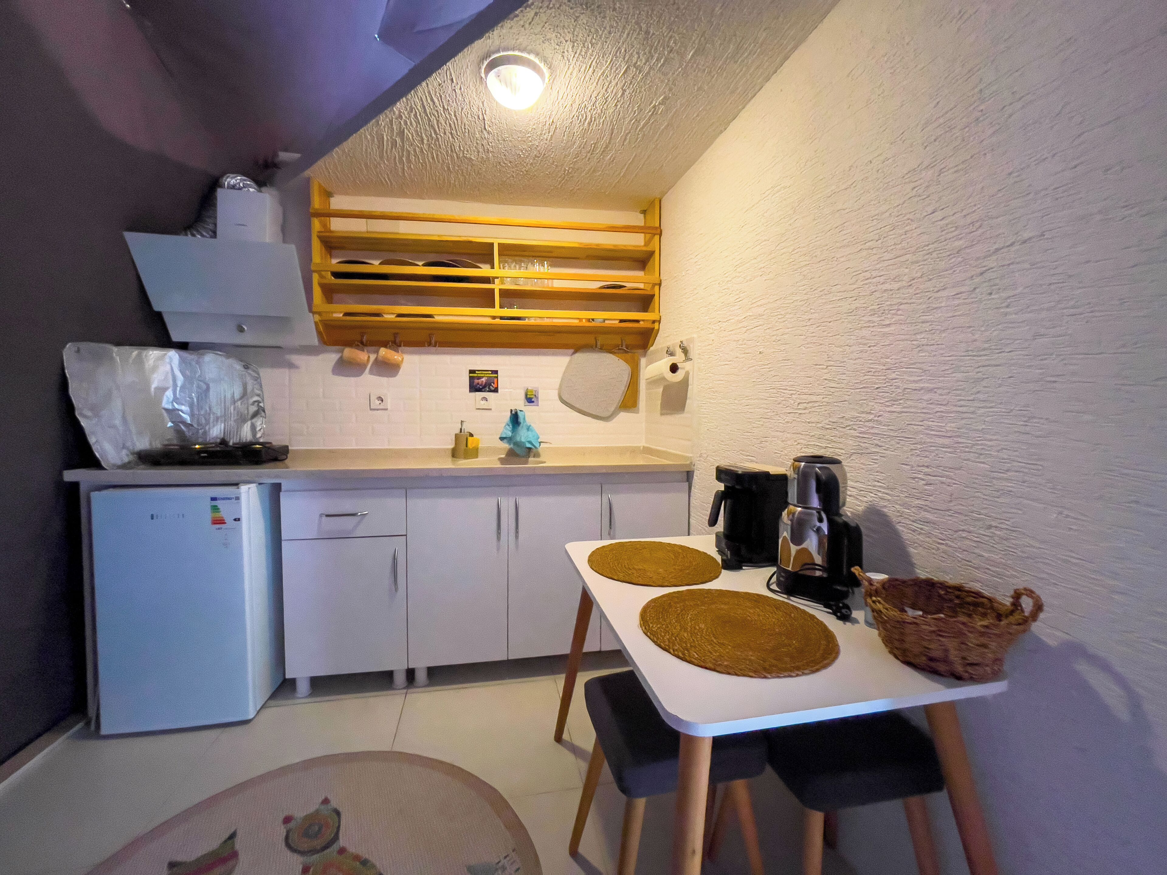 Economy tent | Privékeuken | Een minikoelkast, een kookplaat, een koffiezetapparaat/waterkoker