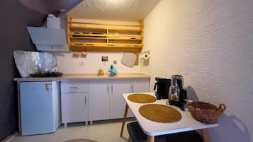 Economy tent | Privékeuken | Een minikoelkast, een kookplaat, een koffiezetapparaat/waterkoker