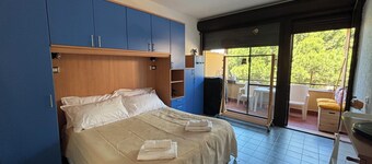 Cozy Apartment with Private Bathroom, Fully Equipped Kitchen, and Terrace