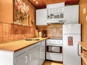 Fridge, cookware/dishes/utensils