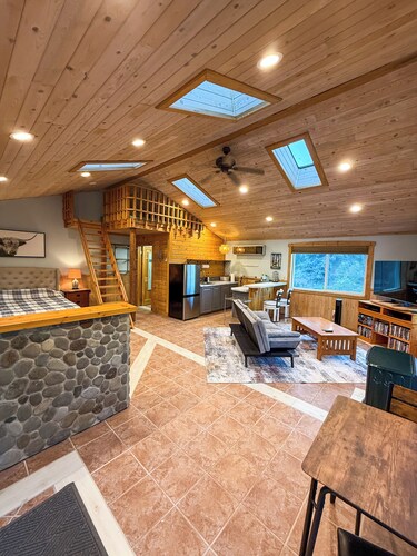 Cozy secluded loft @ 2nd Chance Ranch, every amenity, gateway to the adventure