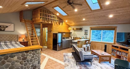 Cozy secluded loft @ 2nd Chance Ranch, every amenity, gateway to the adventure