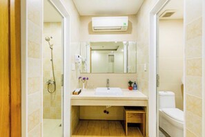 Deluxe-Zweibettzimmer | Badezimmer | Dusche, Regendusche, Designer-Toilettenartikel, Haartrockner