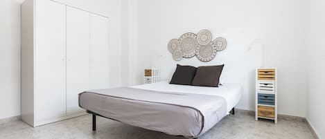 3 habitaciones, tabla de planchar con plancha, internet y ropa de cama