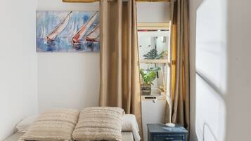 3 bedrooms, iron/ironing board, internet, bed sheets