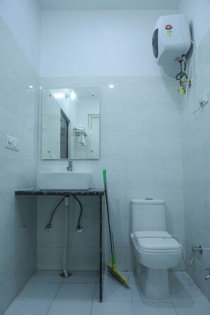 Een douche, een haardroger, een bidet, handdoeken