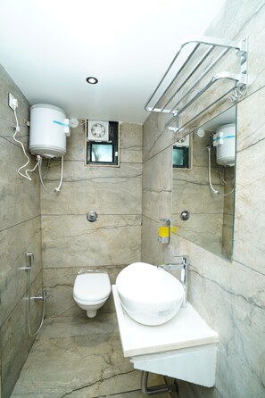 Deluxe Double Room | Bathroom | Shower, towels, soap, shampoo