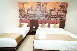 Luxury-Dreibettzimmer, Balkon, Stadtblick | Bügeleisen/Bügelbrett, kostenloses WLAN