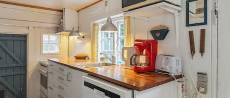 Fridge, microwave, dishwasher, cookware/dishes/utensils