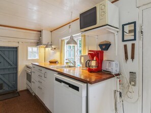 Fridge, microwave, dishwasher, cookware/dishes/utensils