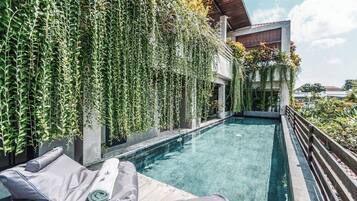 Deluxe Apartment | Living area | Flat-screen TV