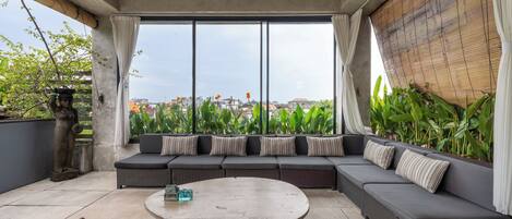 Apartamento executivo | Sala de estar | TV de tela plana