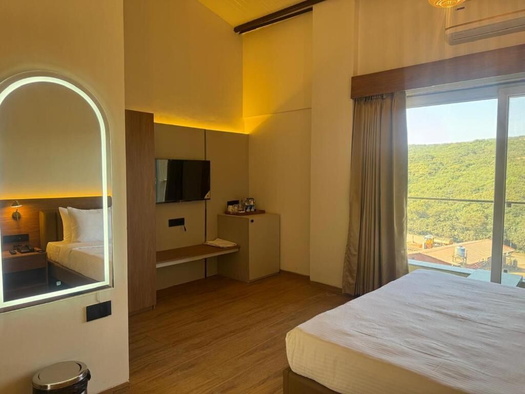 Executive Room | Desk, laptop workspace, iron/ironing board, free WiFi
