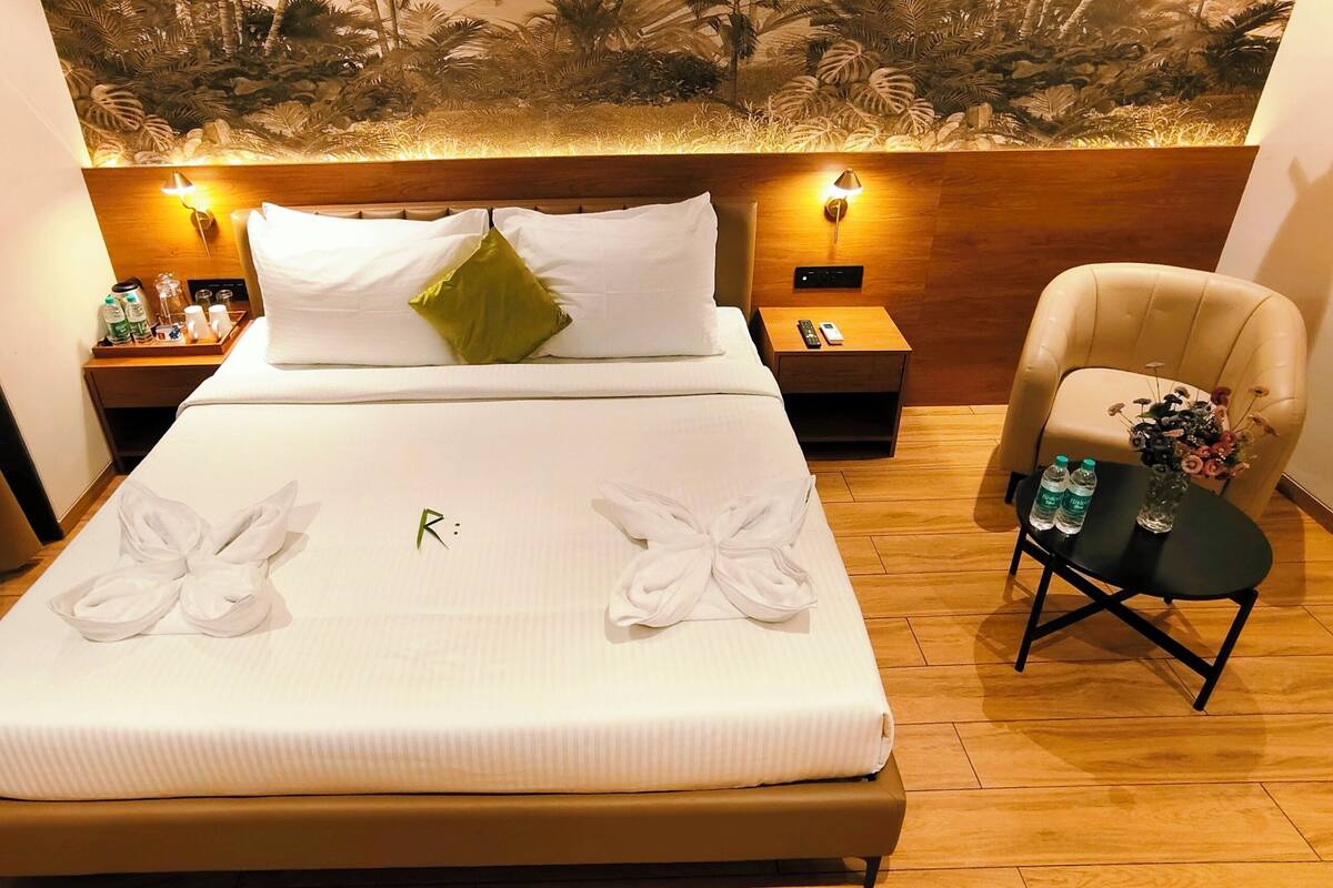 Deluxe Double or Twin Room | Desk, laptop workspace, iron/ironing board, free WiFi