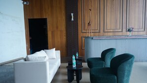 Coin salon dans le hall