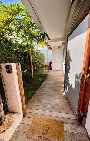 Terrace/patio - Nouméa • 1-bedroom garden & A/C, near beaches (Nouméa)