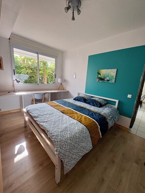 Escritorio, cuna de viaje, wifi gratis y ropa de cama 