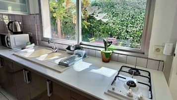 Geladeira, micro-ondas, cooktop, chaleira elétrica
