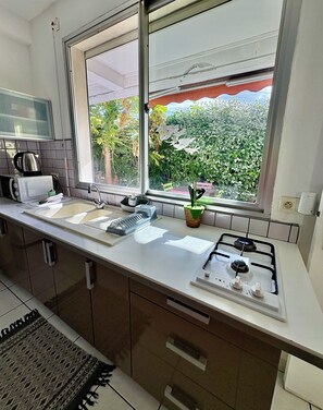 Refrigerador, microondas, parrilla de estufa y tetera eléctrica 