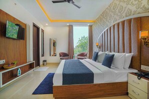 Deluxe Room | Iron/ironing board, free WiFi