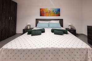 2 habitaciones, tabla de planchar con plancha, wifi y ropa de cama