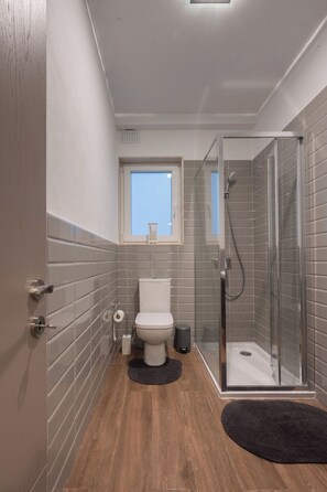 Dusche, kostenlose Toilettenartikel, Haartrockner, Handtücher