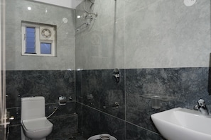 Deluxe Room | Bathroom