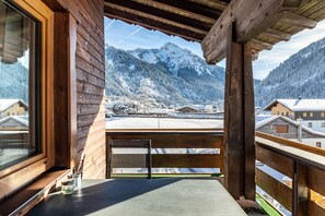 Outdoor dining - Apartment 'Gaichtspitze - 8' with Mountain View, Private Balcony and Wi-Fi (Nesselwängle)