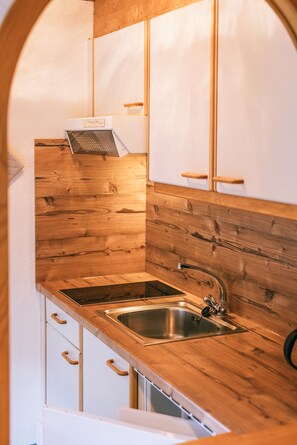 Kühlschrank, Mikrowelle, Herdplatte, Wasserkocher mit Kaffee-/Teezubehör