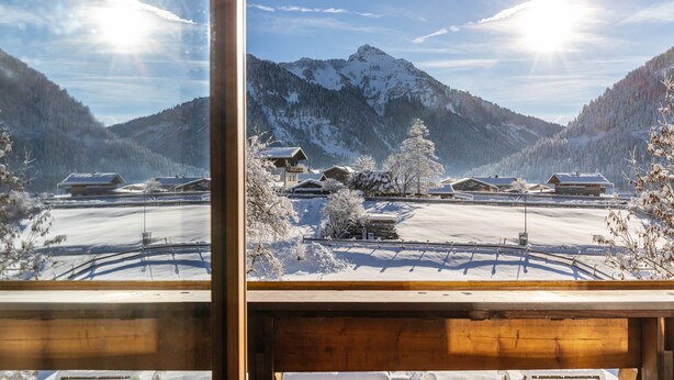 A snowy mountain landscape with buildings and a clear sky. - Apartment 'Hahnenkamm - 12' with Mountain View, Private Balcony and Wi-Fi (Nesselwängle)